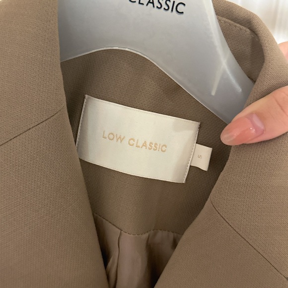 Low Classic Beige Curve Sleeve Blazer - Picture 3 of 3